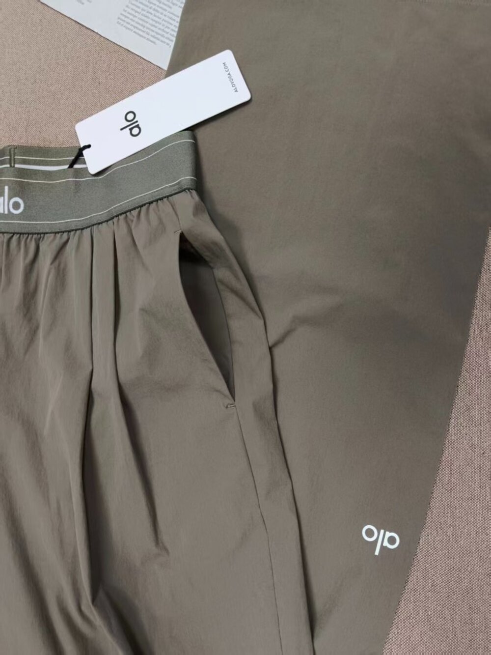 ALO Yoga Suit Up Trouser🥰Olive Straight Leg Easy Everyday🌴Regular/Limited/NWT - Picture 4 of 8